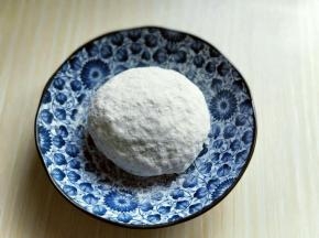 再揉成面团，盖上盖子醒20分钟。