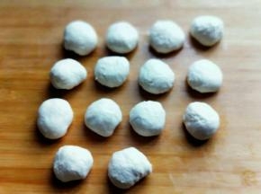 醒好的面团，搓长条，再切大小等份的小面团，揉圆。