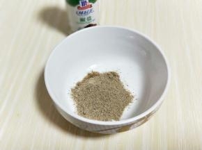 椒盐粉放入碗中。