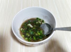 再加入葱花搅拌均匀。