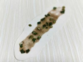 取一块面团，用擀面杖擀长舌状，均匀涂抹上椒盐。