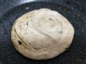 起油锅，不粘锅中加入食用油。将饼胚放入锅中。