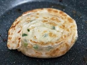 煎至两面金黄即可出锅。