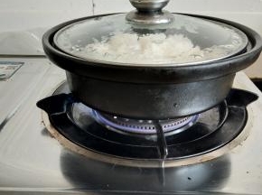 米加水先蒸米饭