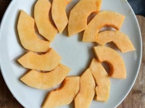 摆入盘子里