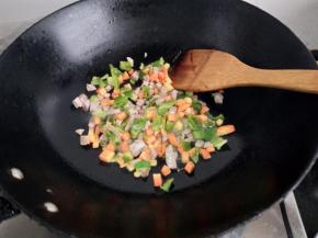 铁锅入油放入作料炒香