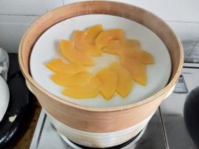 蒸好的南瓜出笼