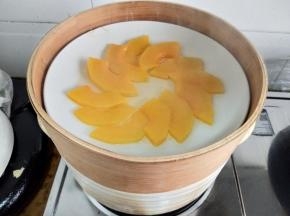 蒸好的南瓜出笼
