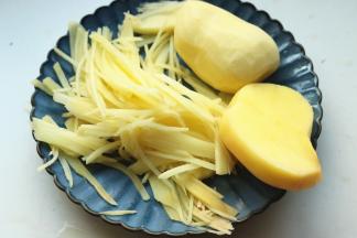 土豆去皮，擦细丝。过凉水洗掉淀粉。