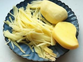 土豆去皮，擦细丝。过凉水洗掉淀粉。