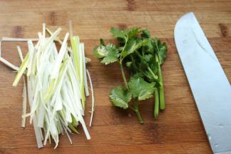 葱切细丝，香菜只取香菜叶子。