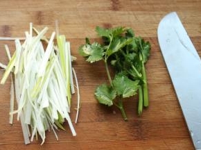 葱切细丝，香菜只取香菜叶子。