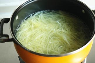 汤锅加水烧开，下入土豆丝煮半分钟。