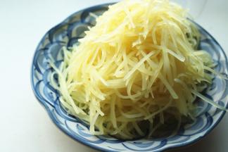 再次捞出过凉水，沥干水分。