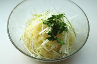 土豆丝加入葱丝和香菜叶，加白糖、盐和生抽。