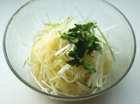土豆丝加入葱丝和香菜叶，加白糖、盐和生抽。