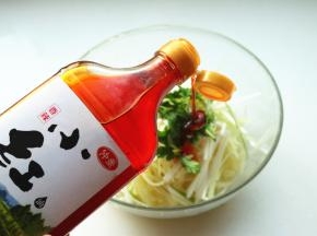 加入小红油。