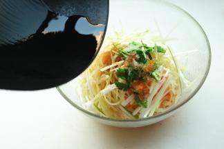 炒锅加芝麻油和色拉油，烧热后浇在土豆丝上。