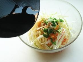 炒锅加芝麻油和色拉油，烧热后浇在土豆丝上。