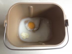 水、鸡蛋、糖、盐和奶粉放入面包桶里