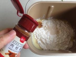 加入肉桂粉和酵母