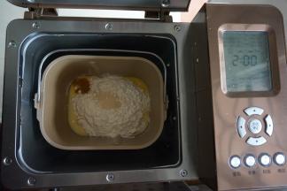 将面包桶放入东菱1352AE-3C面包机里