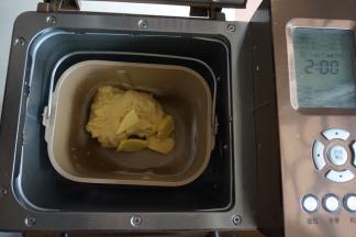 选择和面10分钟，再加入切成小块的黄油，继续和面13分钟