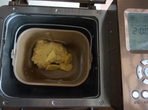 选择和面10分钟，再加入切成小块的黄油，继续和面13分钟