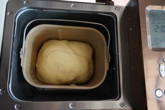 选择发酵 50-60分钟，我一般会在面包桶上盖一块湿润不滴水的布，这样面团表面不会发干