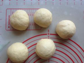 面团排气，分成5份，滚圆，盖上保鲜膜松驰15分钟