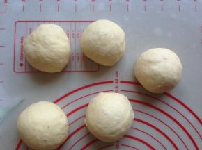 面团排气，分成5份，滚圆，盖上保鲜膜松驰15分钟