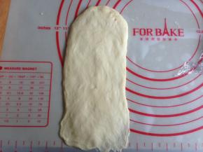 擀成椭圆形，下方短边擀薄