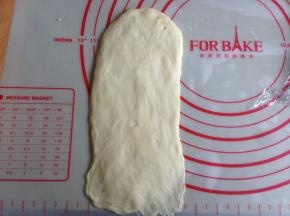 擀成椭圆形，下方短边擀薄