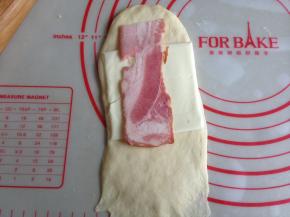 在上方放一块芝士片和半截培根片