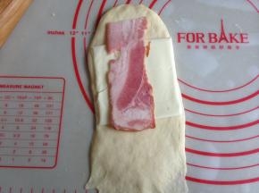 在上方放一块芝士片和半截培根片