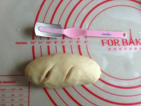 用面包割口刀割两刀