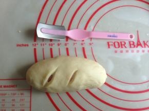 用面包割口刀割两刀