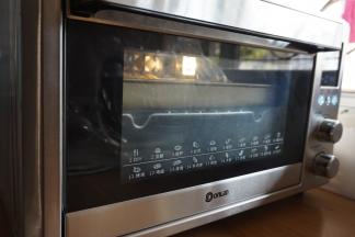 放入东菱K40C烤箱发酵45分钟，温度33度，在烤箱内放置一碗热水，使烤箱内保持一定的湿度