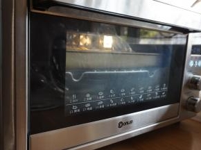 放入东菱K40C烤箱发酵45分钟，温度33度，在烤箱内放置一碗热水，使烤箱内保持一定的湿度