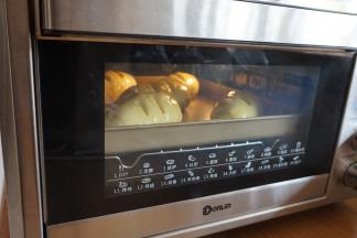 发酵完毕，在面包坯上涂一层蛋液，放入已经预热好上火165度，下火170度的烤箱中下层，烘烤15-17分钟