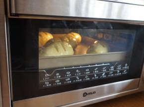 发酵完毕，在面包坯上涂一层蛋液，放入已经预热好上火165度，下火170度的烤箱中下层，烘烤15-17分钟