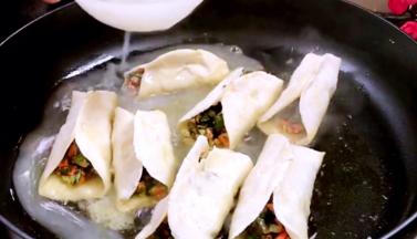 倒入淀粉水，盖上锅盖焖3分钟