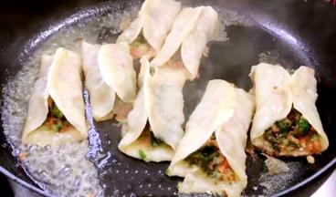 开盖后煎至金黄即可