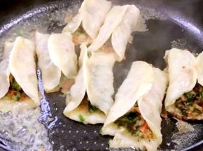 开盖后煎至金黄即可