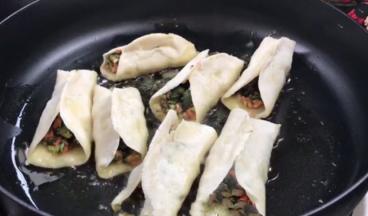 平底锅置火上，放入食用油，中火，放入包好的锅贴，