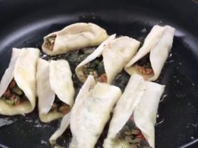 平底锅置火上，放入食用油，中火，放入包好的锅贴，