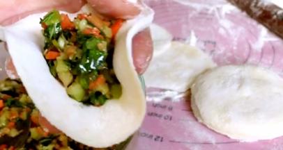 放入刚拌好的素菜馅