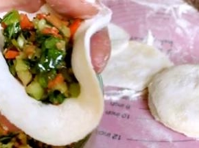 放入刚拌好的素菜馅