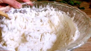 边加入边搅拌成絮状，用手揉成光滑面团