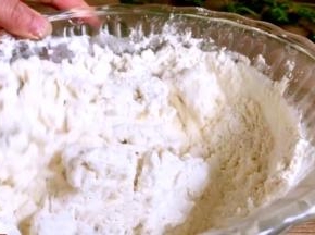 边加入边搅拌成絮状，用手揉成光滑面团